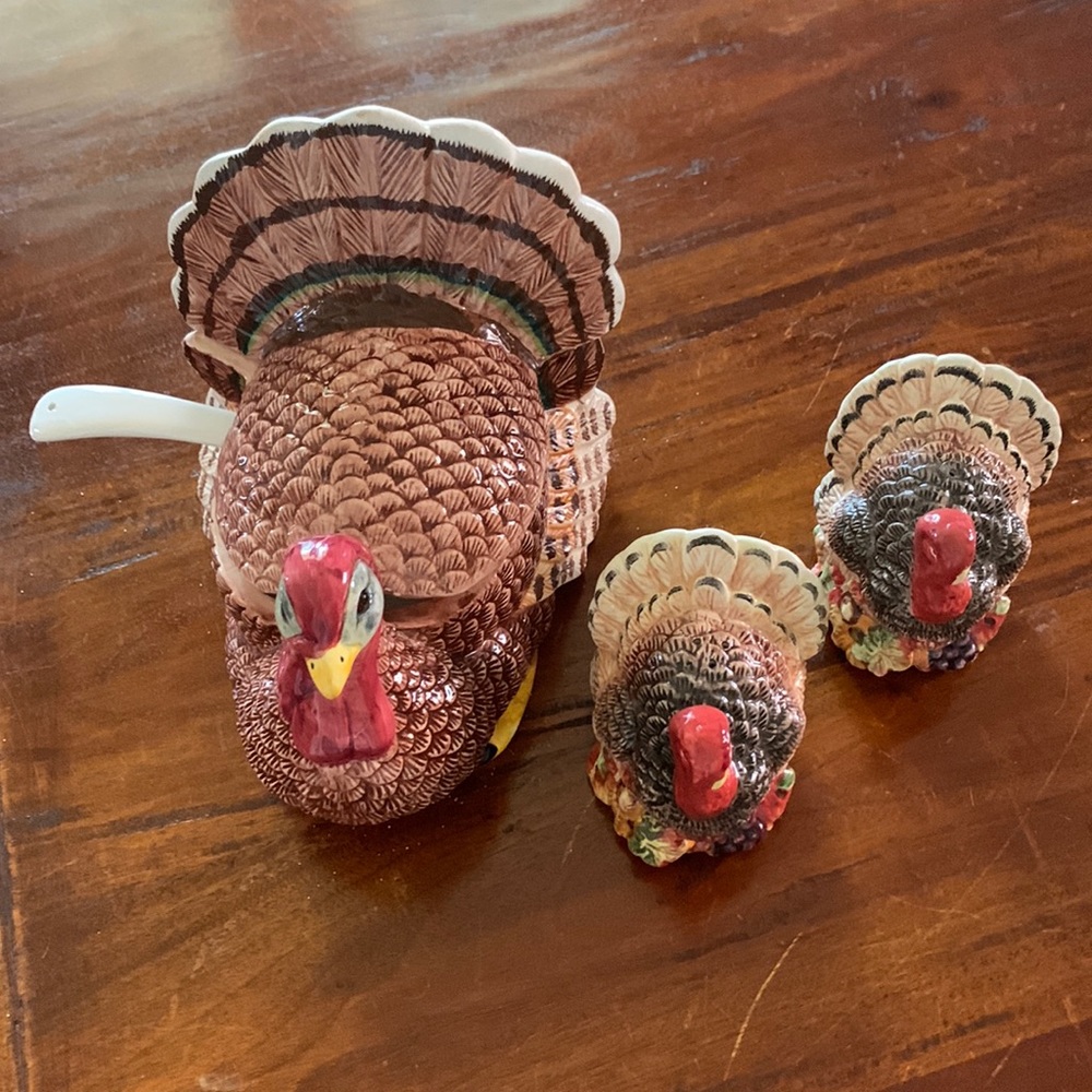 Turkey gravy bowl, salt and pepper shakers. Great condition!